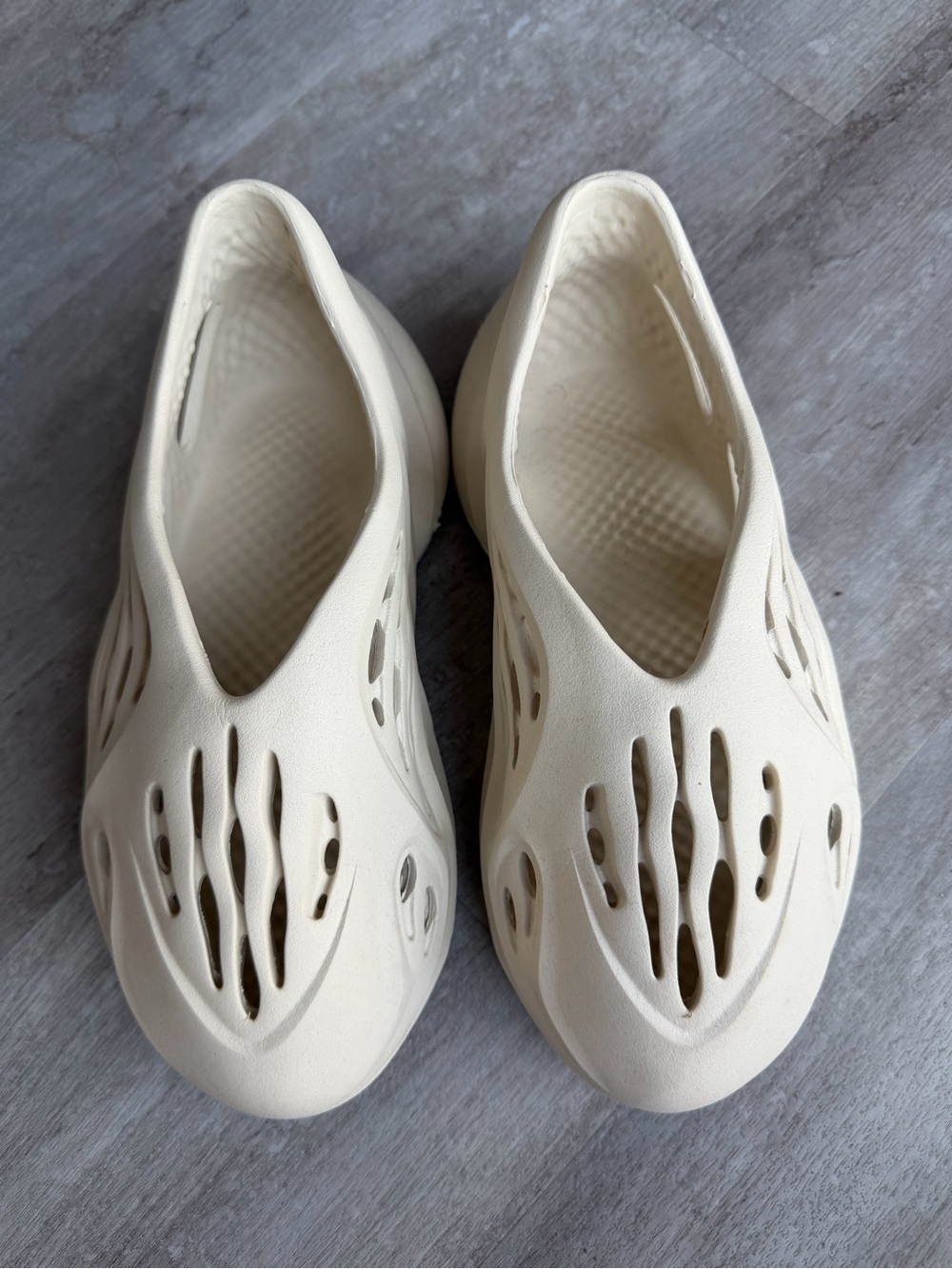 Yeezy Foam Rnnr Clogs Cream/Off-White Men’s View 2